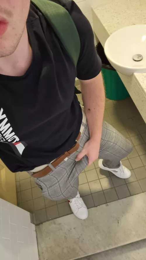 20m Australia fit hung uncut looking for hot/fit/hung guys to jerk off I show face. hmu:stevejam0