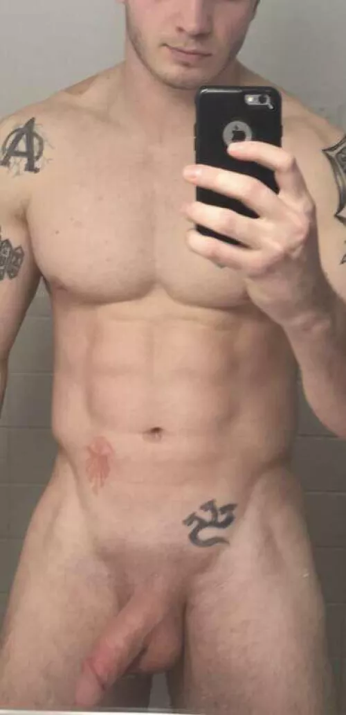 21(m), turning 21 today, here’s a pre practice locker pic, dm me