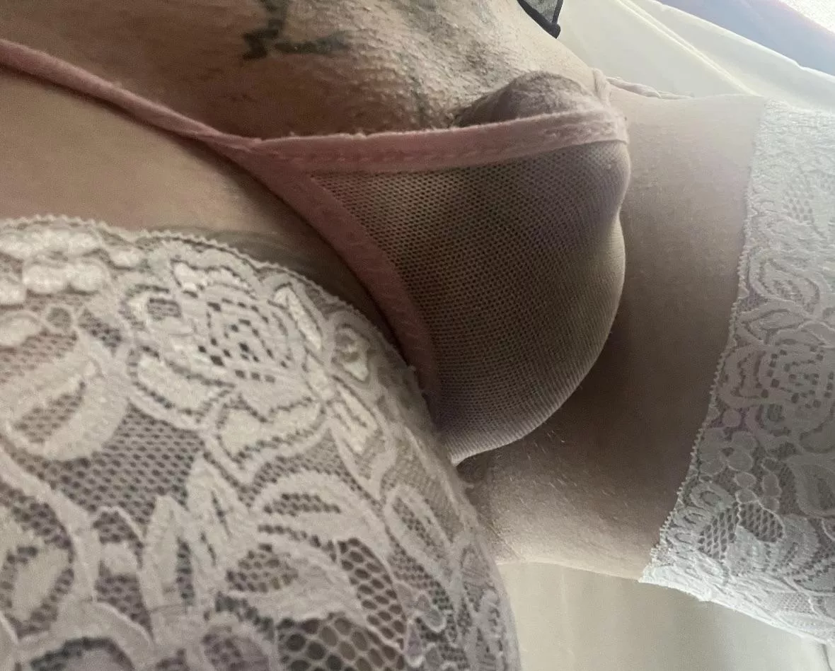 Anyone want to lick my lil clit ?