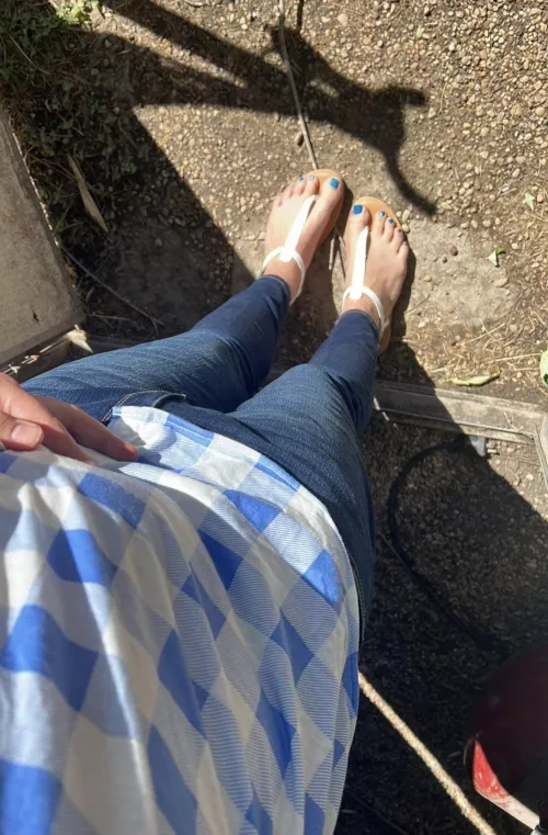 Blue jeans and toes 💙
