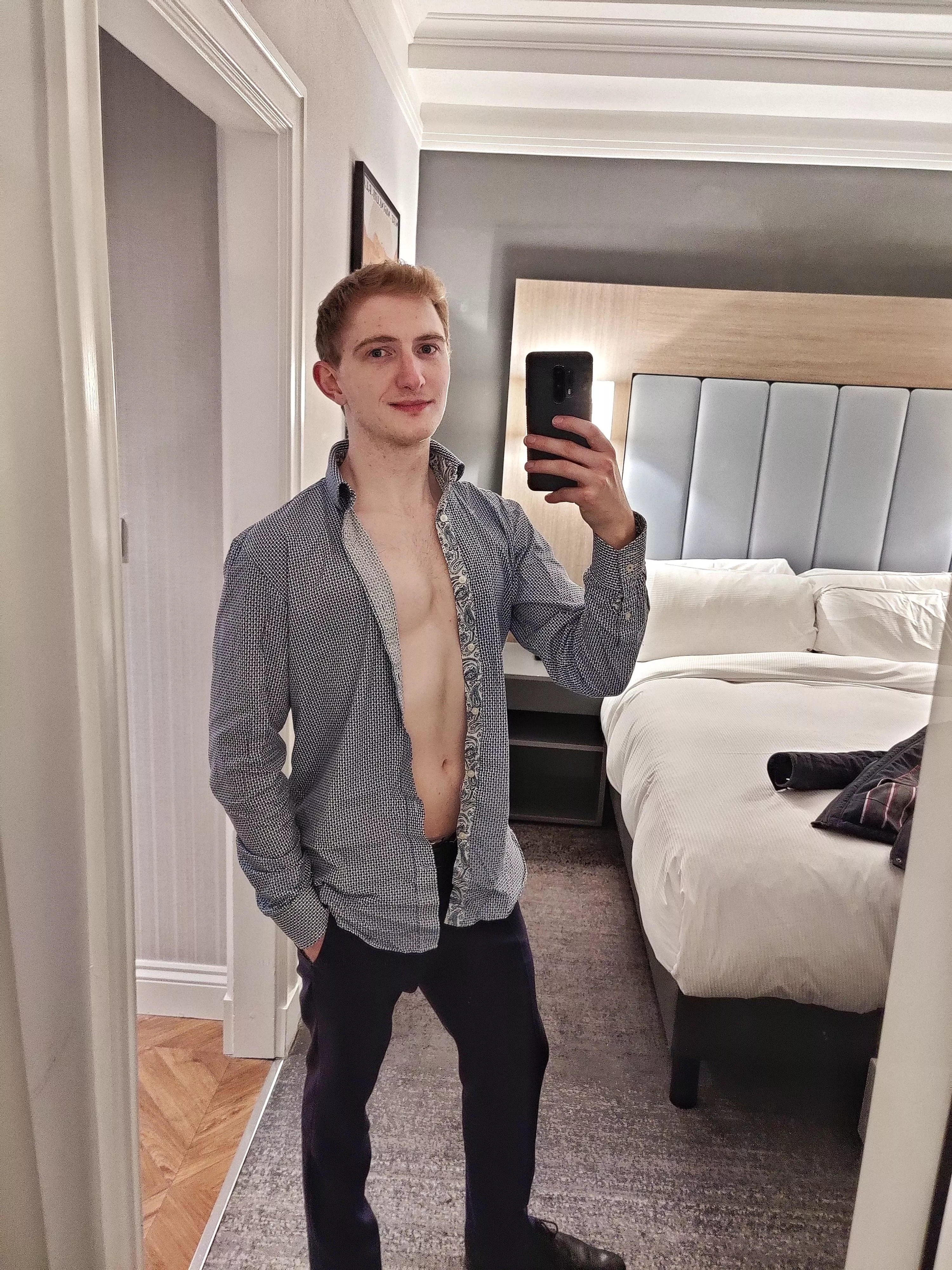 Can never resist a hotel selfie 🤳