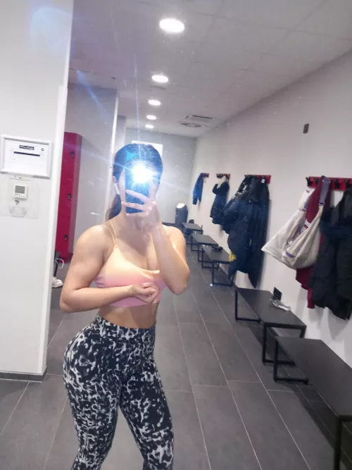 come fuck me raw in the locker room😋