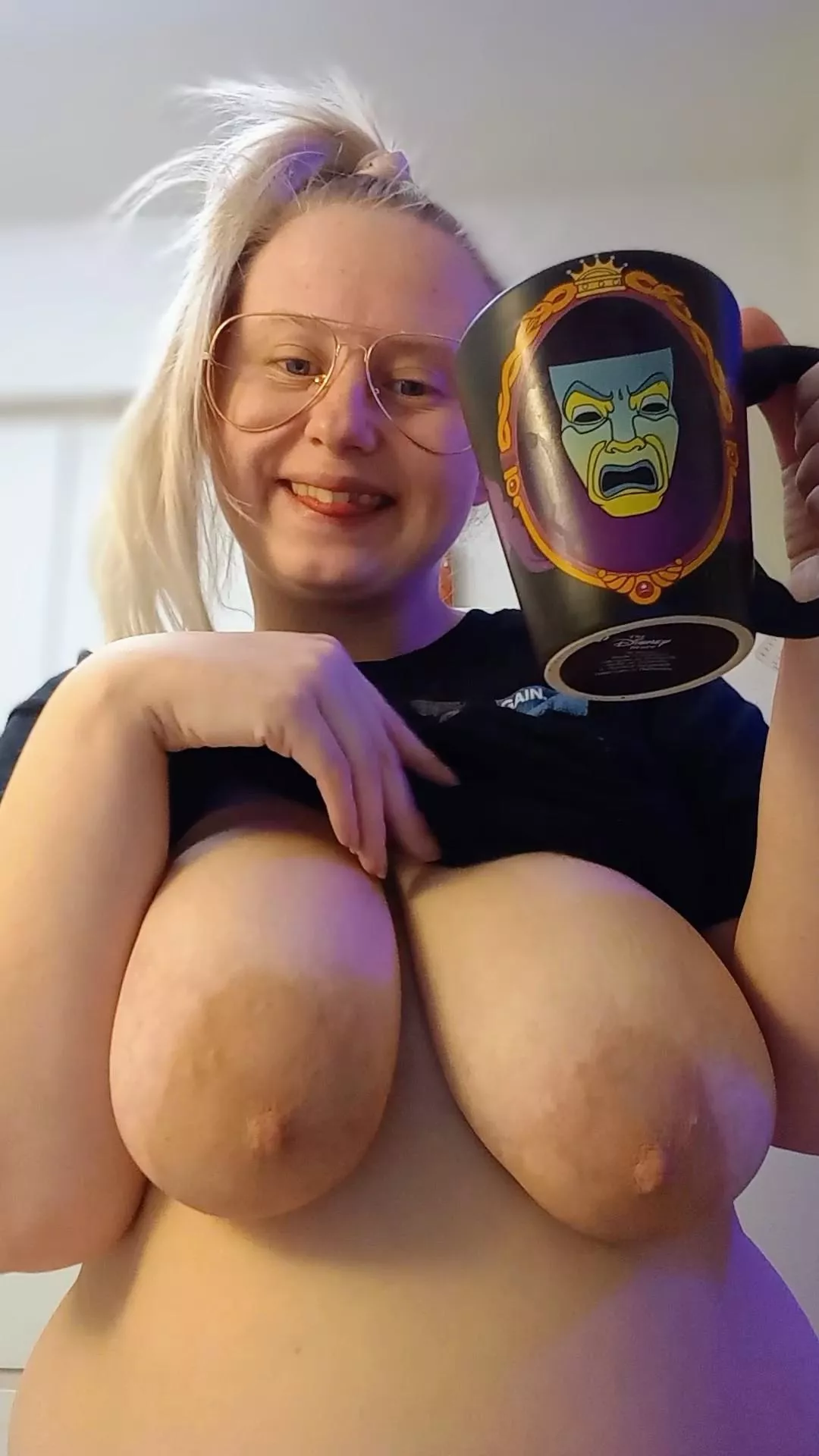 daily dose of coffee & titties ☕