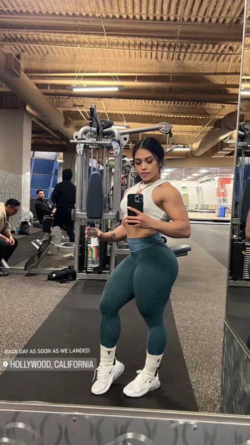 Damn, those thighs are THICCC!