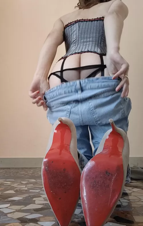 Difficult choice….up or down ? 🖤🐇