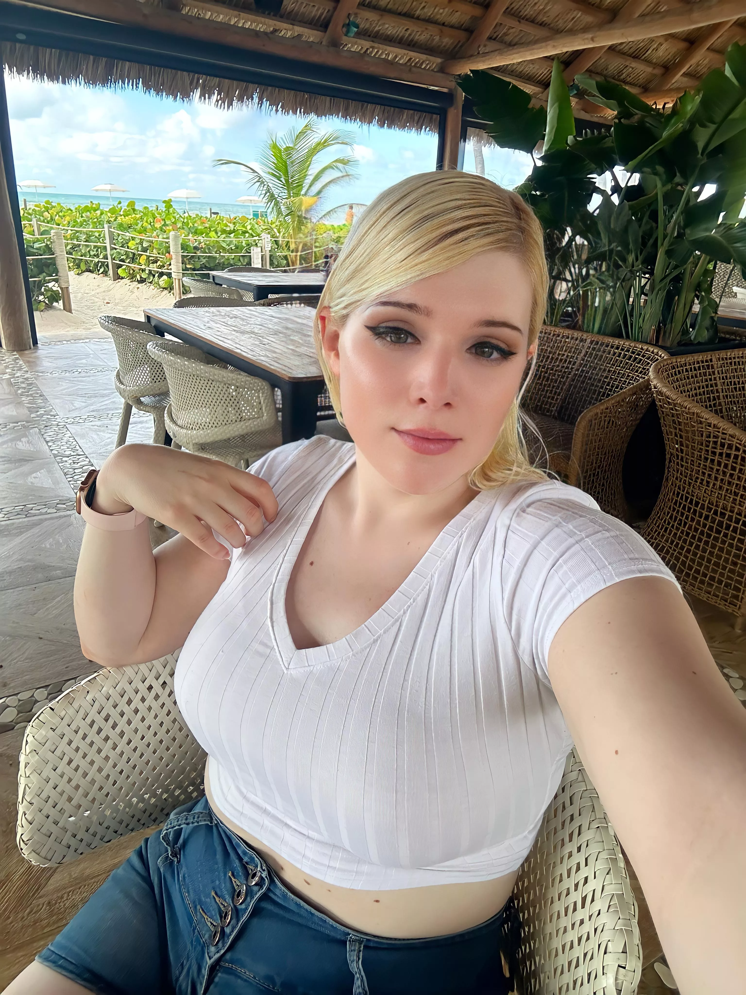 Do you like curvy femboys? 🥹