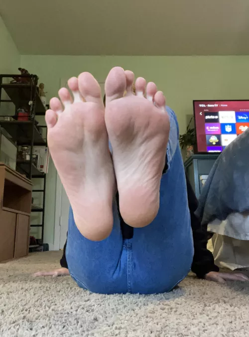 Do you like the jeans/feet combo?