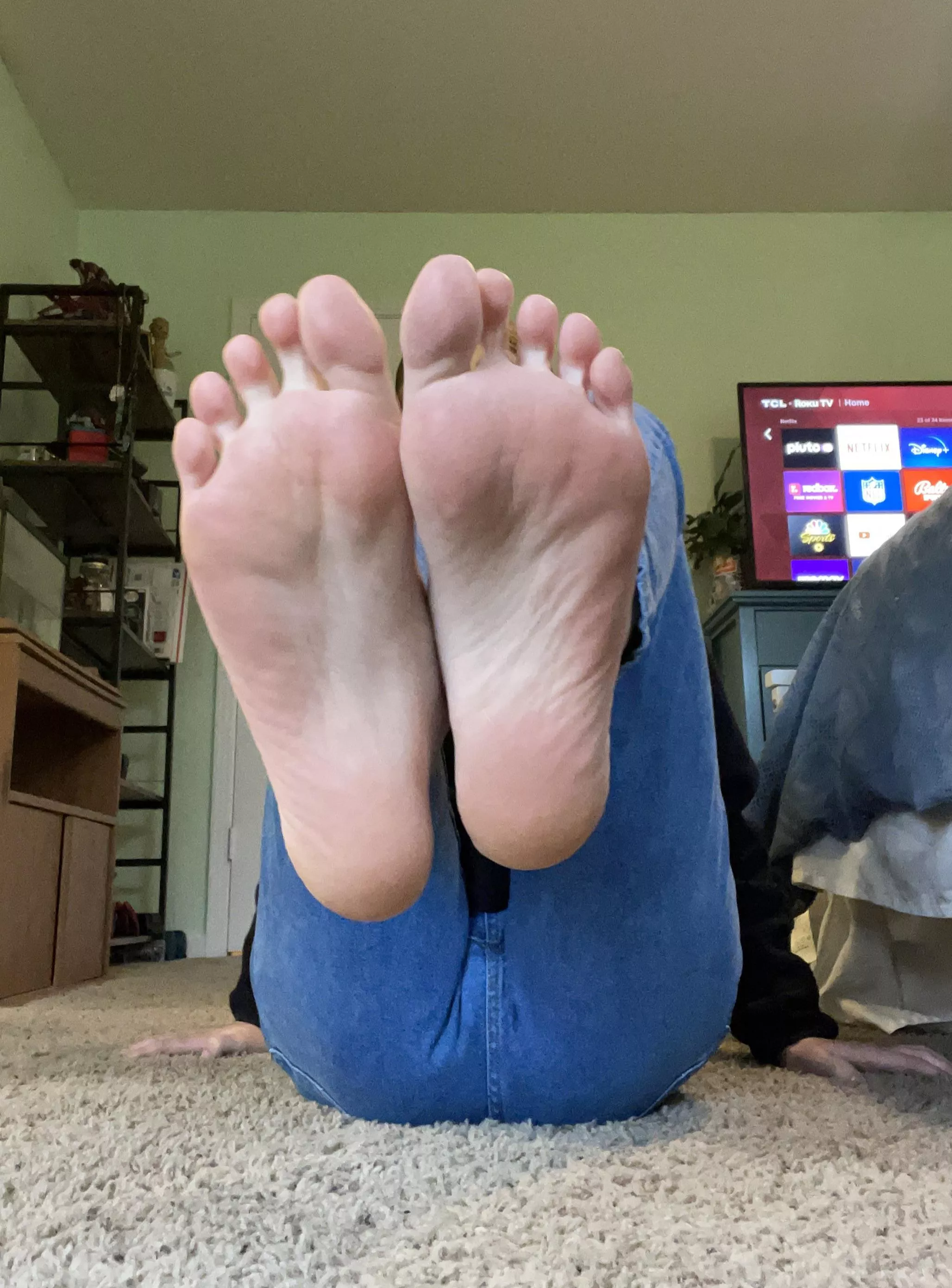 Do you like the jeans/feet combo?