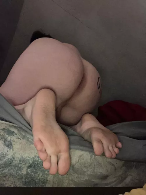 does anyone just want to fuck my ass until so much cum is dripping from my ass it’s on my feet? because if so dm me