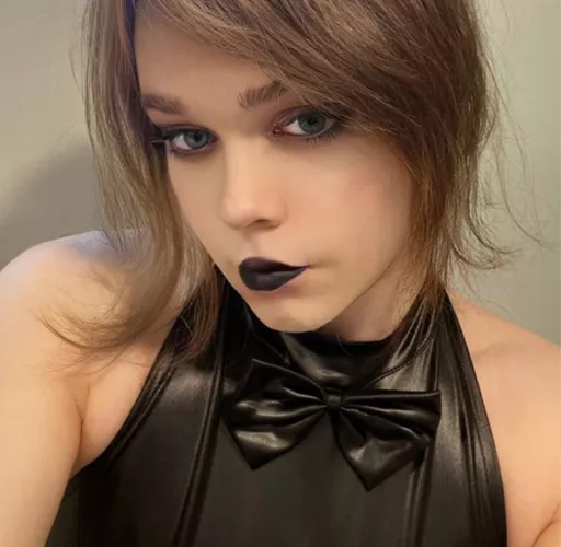 Got to do my makeup and dress a little for the first time in weeks🖤