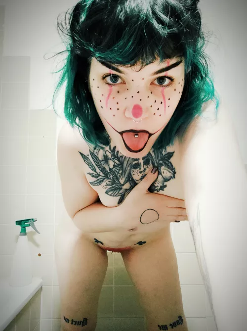 hiya! here cums a clownie with pink hair dye on her pubes 👅