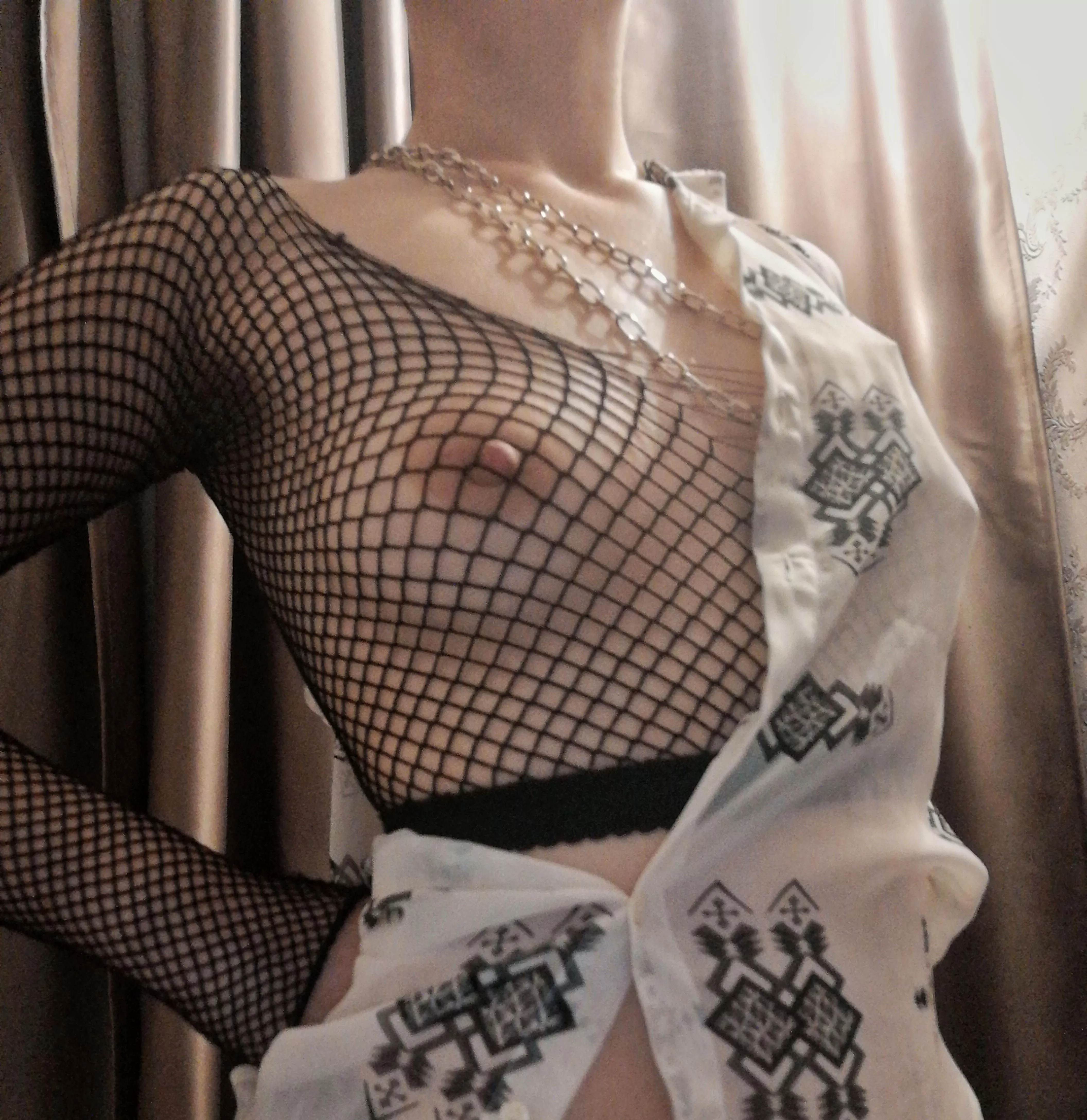 how about some fishnet over titties?? 💚