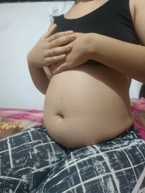 how was my brother belly, after eating too much food pizza and fried chicken very delicious all ñ, I'm a pig 💖🐷😍