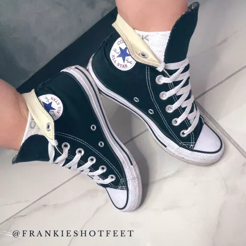 I love these black chucks, with or without the socks though? 🤔🖤🦶🏻