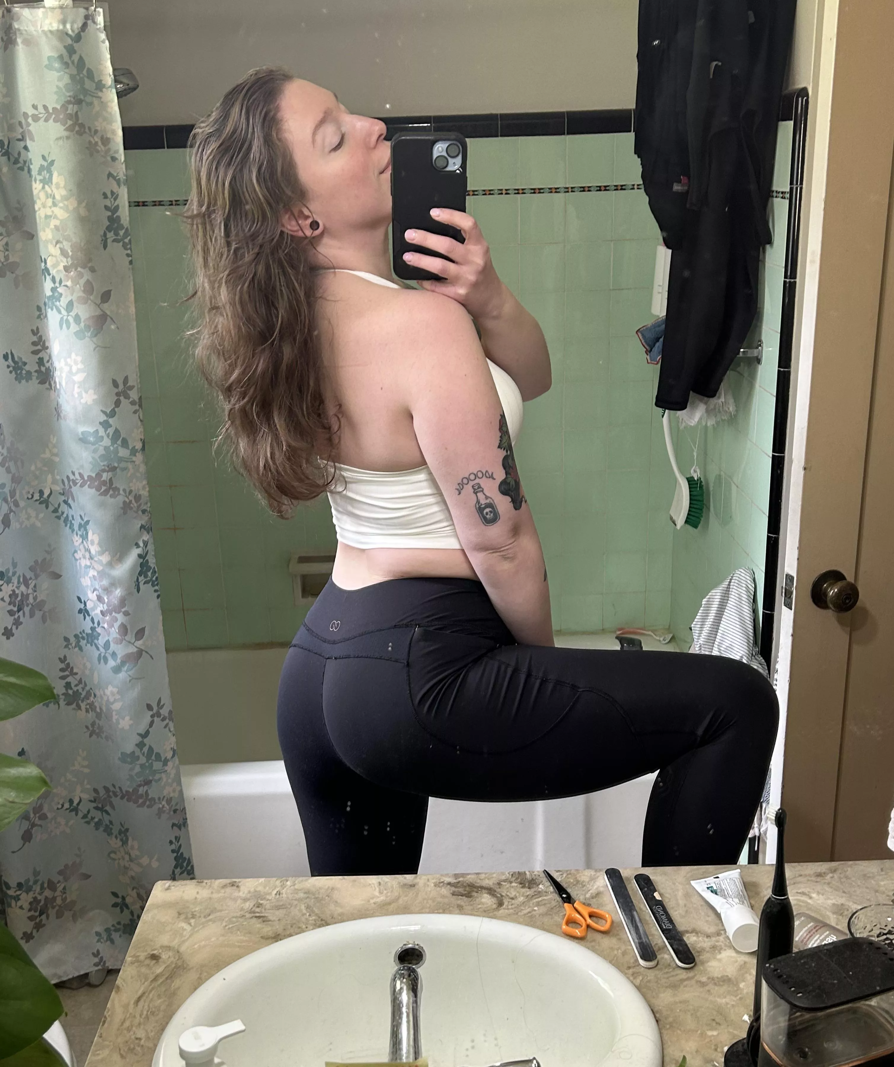 I never wear these leggings because they are old but man they still make my booty look good.