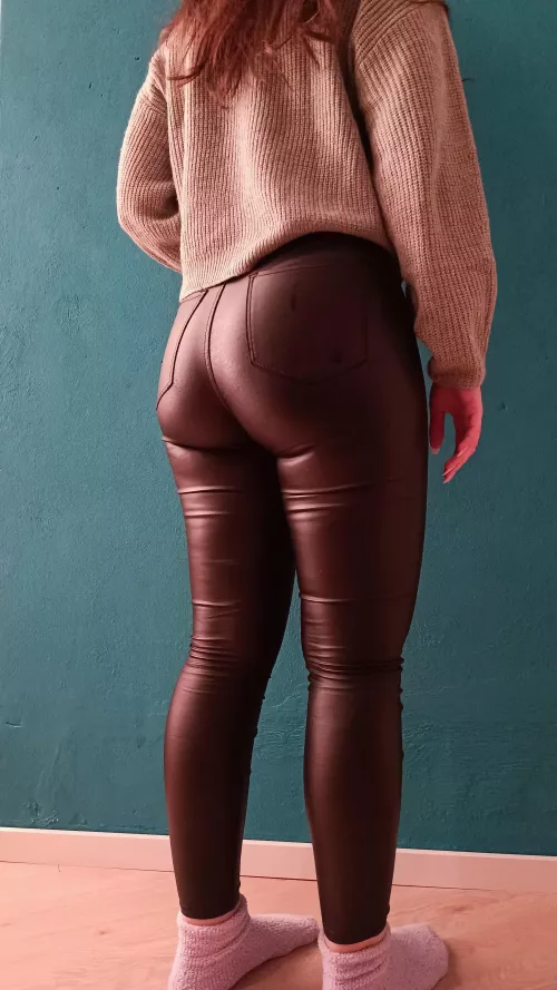 let me crush your face with my juicy ass😈🍑