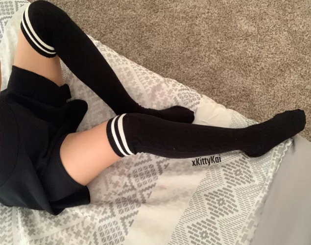More varsity stripe knee socks for you! 😇🖤