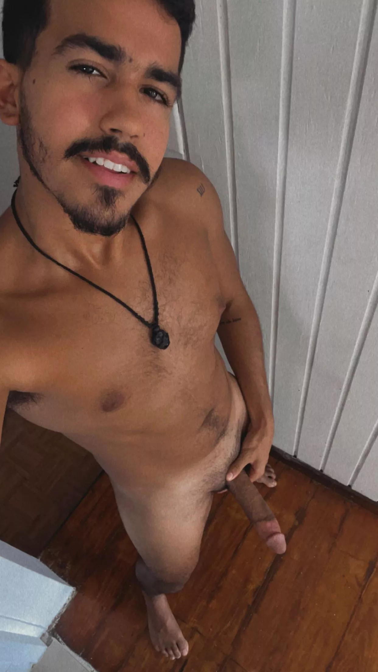 React if i can send you nudes