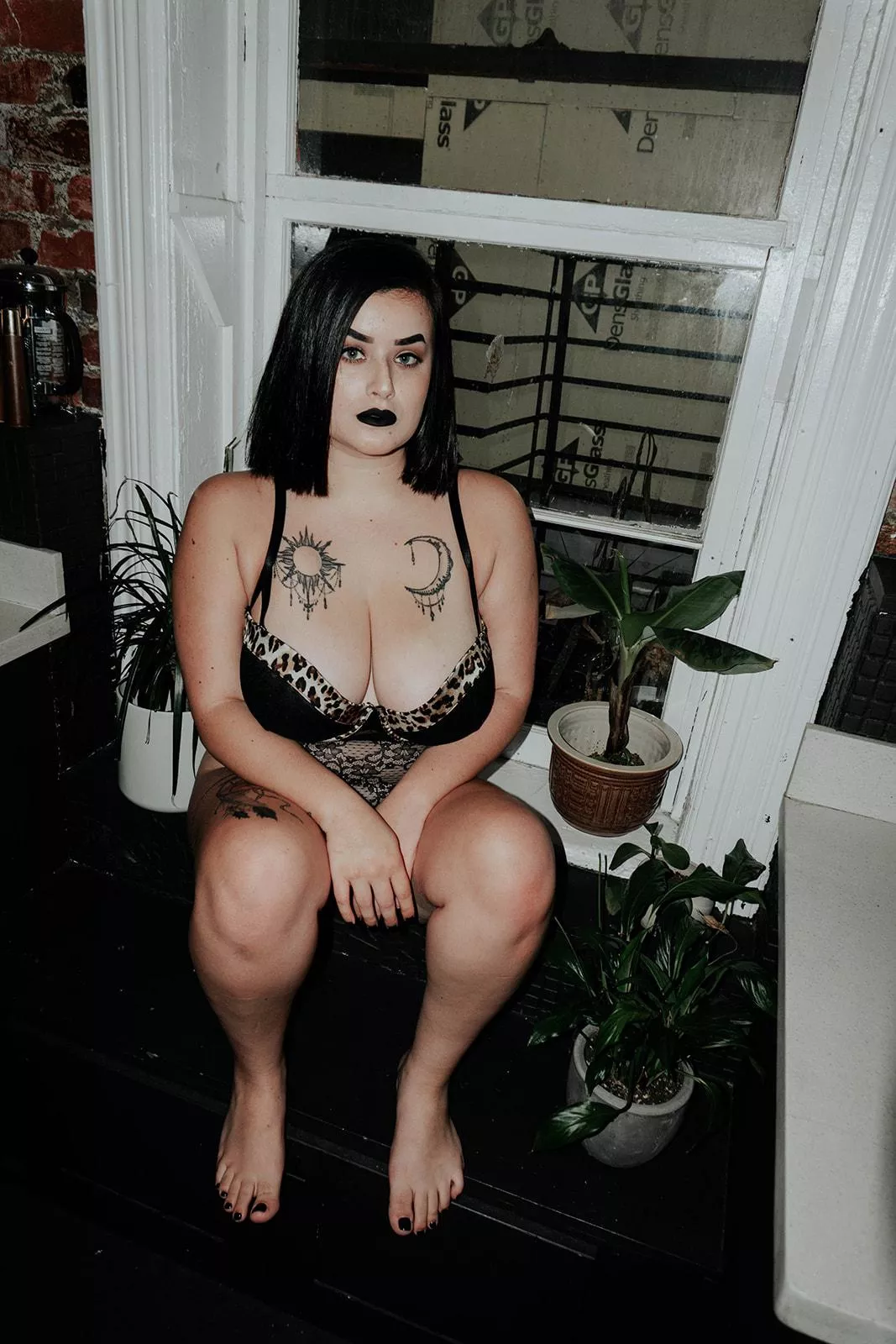 the girls are sitting nice in this outfit 😌