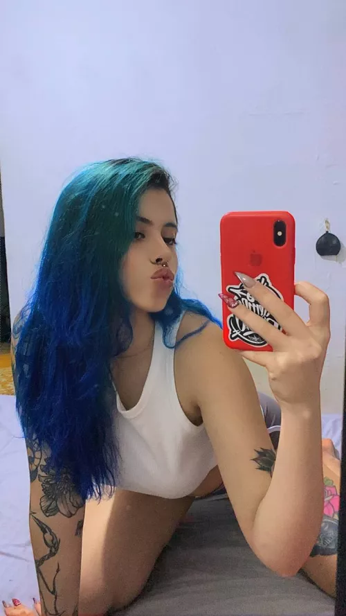 think I should keep posting my mirror selfies here? 🙈