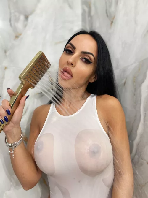 What’s the first thing you notice?💋