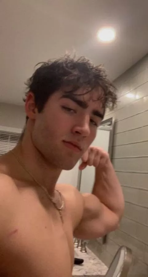 20 US. Any conservative alphas want to bully a lib frat jock? Snap: jaager.zwaag