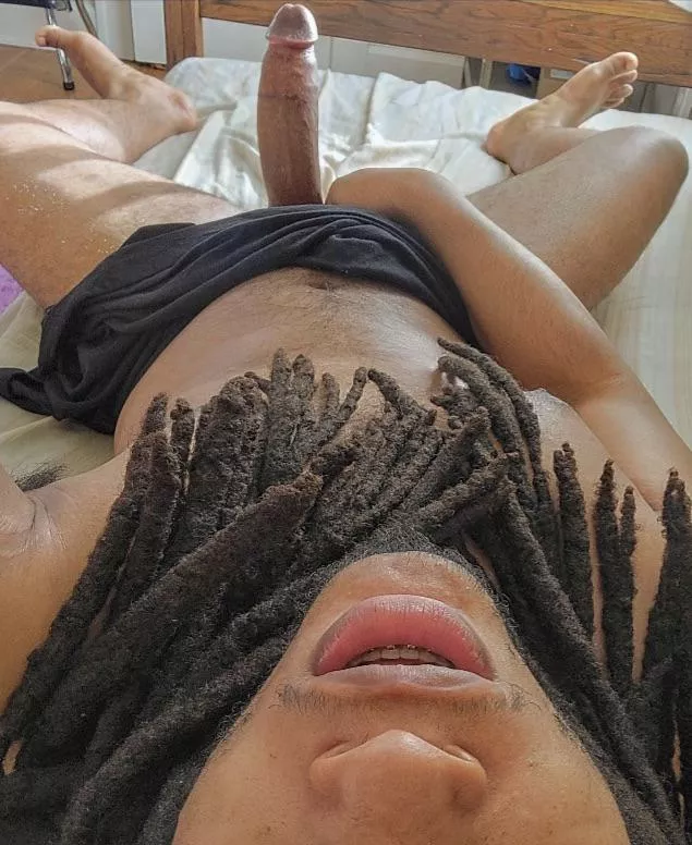 22 I’m str8 but damn I just want a hot hung guy to snap with 👀