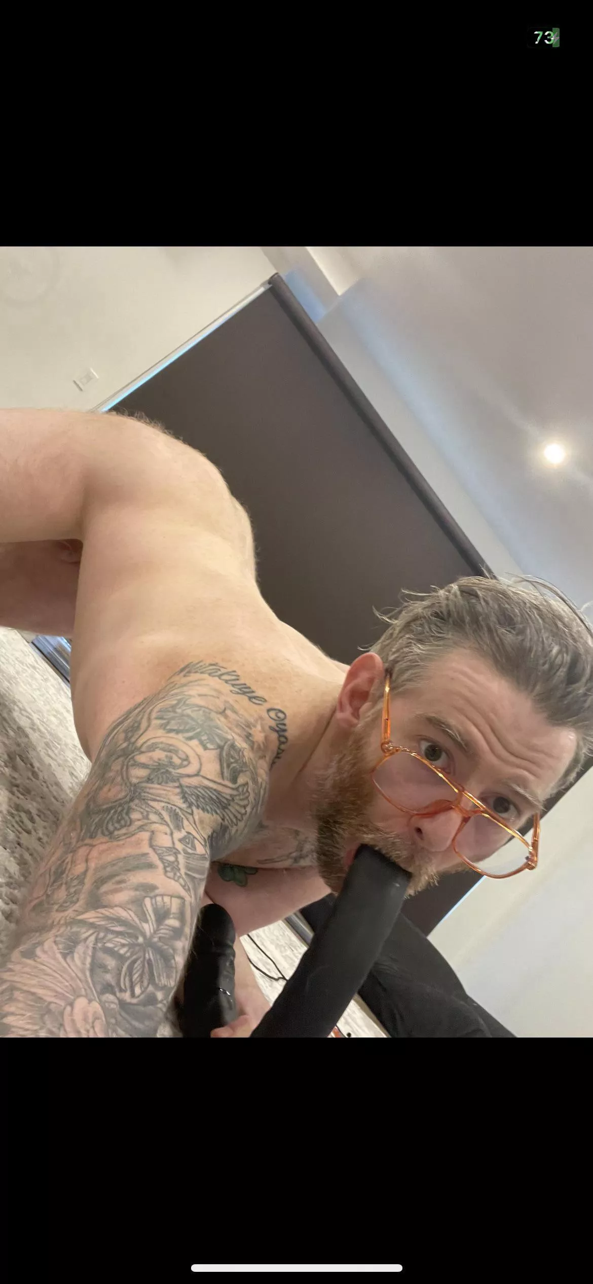 (34) NYC hung bi sub slut bottom just showing off a bit 😈