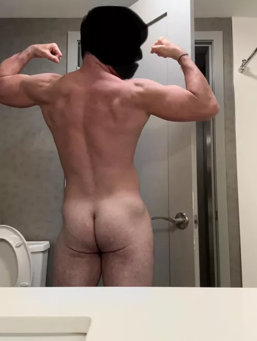 [40] Flexing my buns