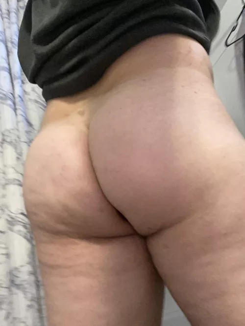 A plug is hiding between my cheeks