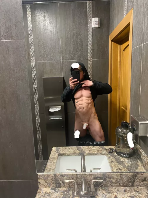 All these muscles and such a little dick. I was meant to be a caged cuck ☺️💁🏼‍♂️