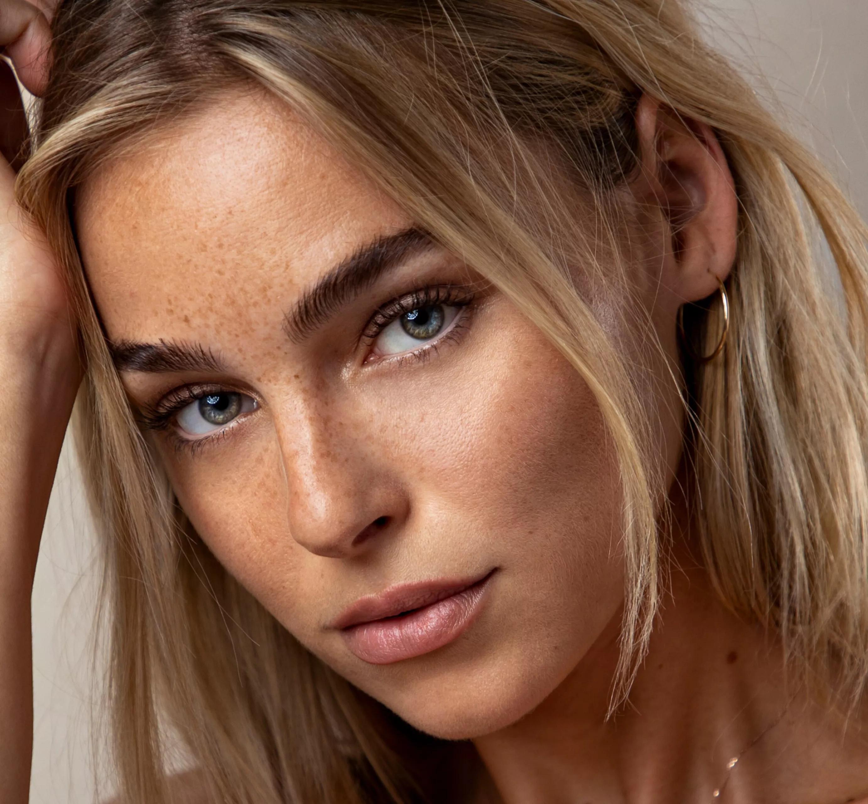 Close-up of fashion model Elizabeth Turner