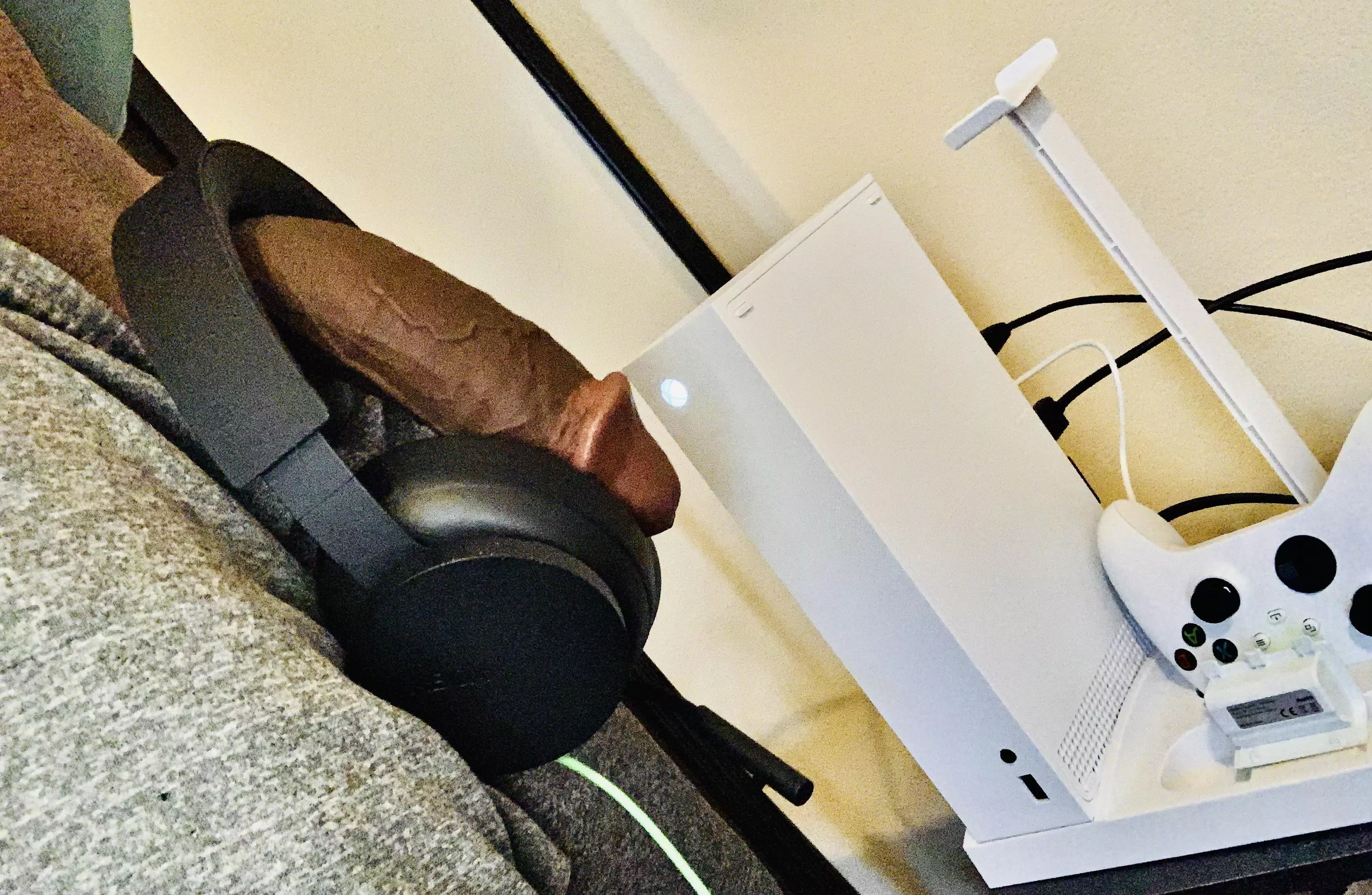 come game with me? you can use my headset😏