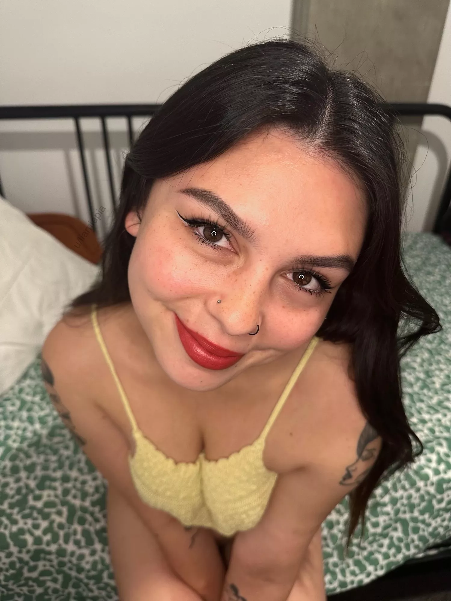 Come lay in bed with me