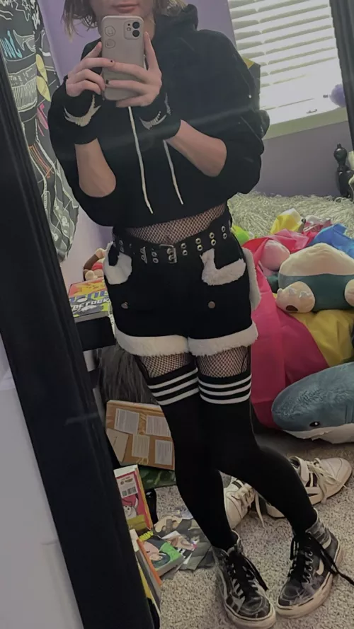 do you love a femboy that dresses in black? 🖤
