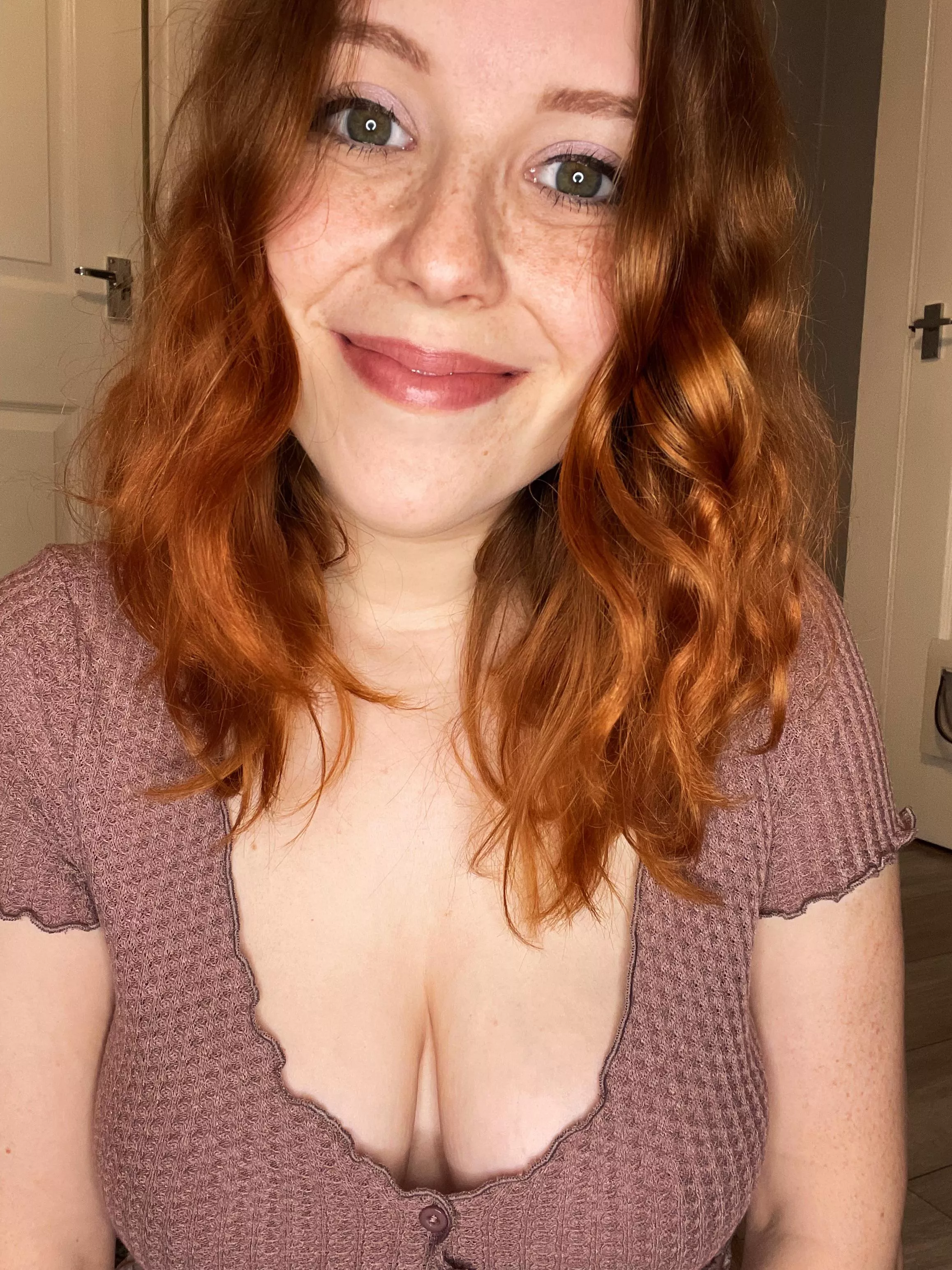 Embracing my natural curls today! Okay maybe I just was too lazy to straighten it too 😂 [F]