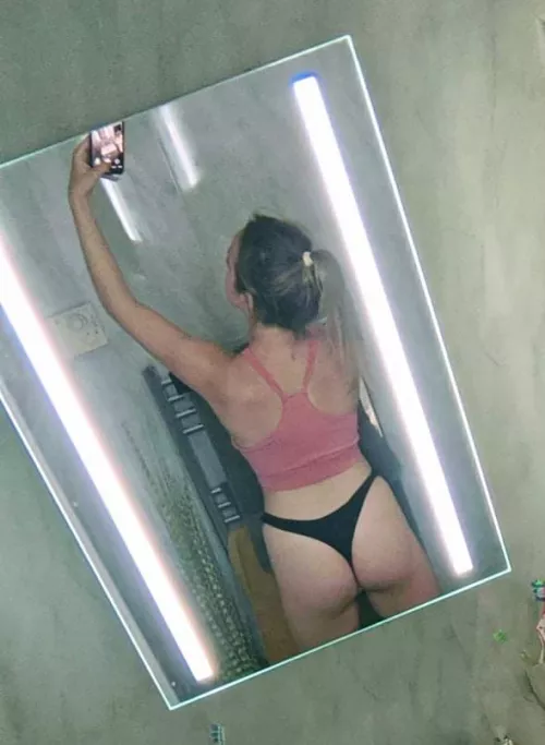 [F] Toned back and booty = best angle