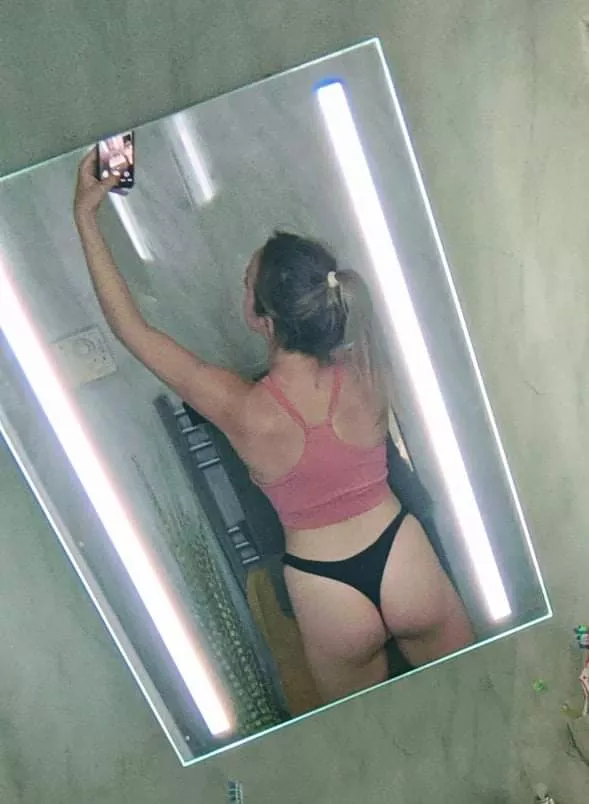 [F] Toned back and booty = best angle