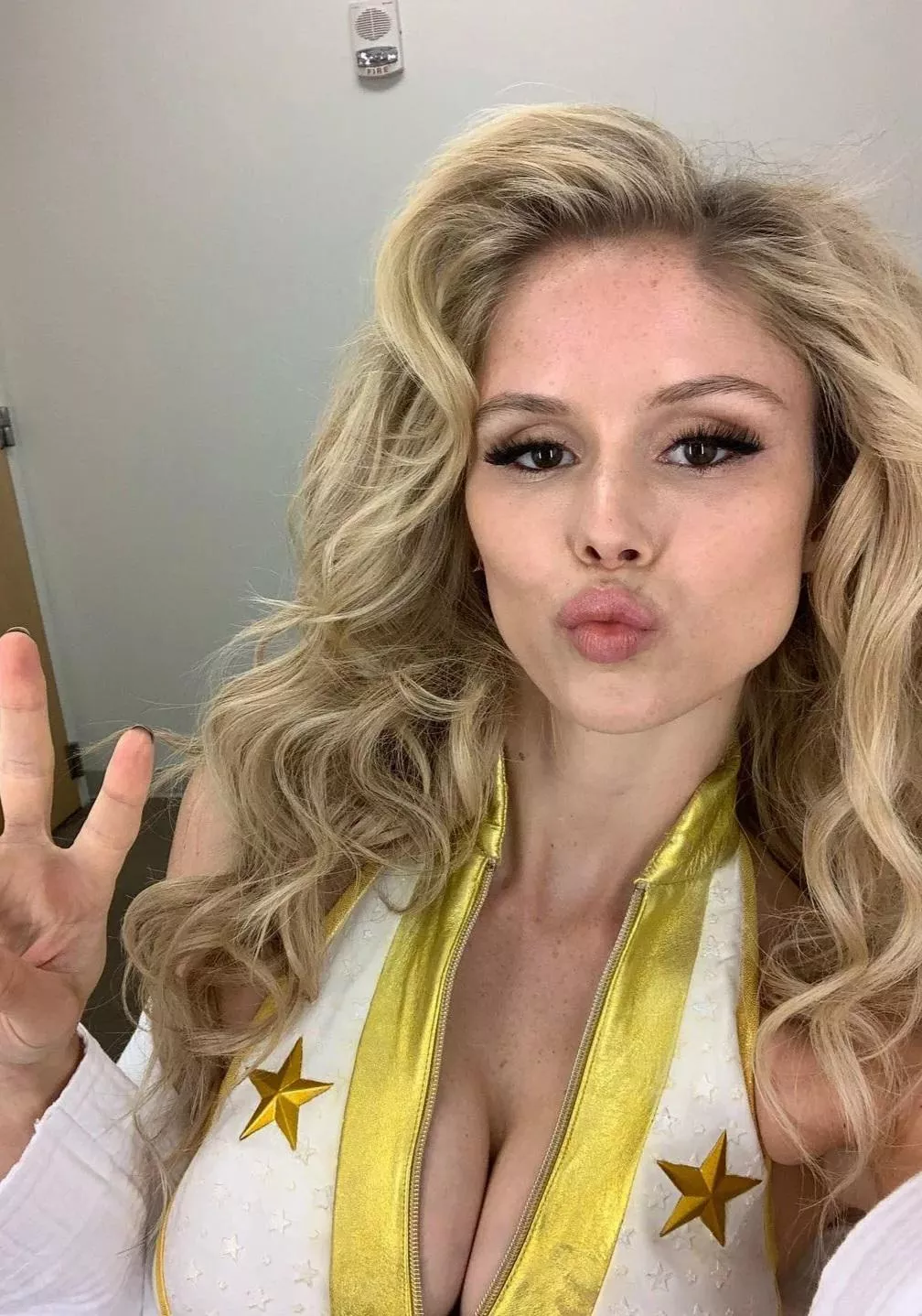 Feeling insanely crazy with some celebs but Erin Moriarty is making me feel so horny. I'd love to edge for hours till finally lose control and lick up all the mess.