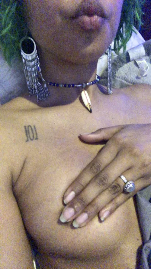 Fingerbra and kisses