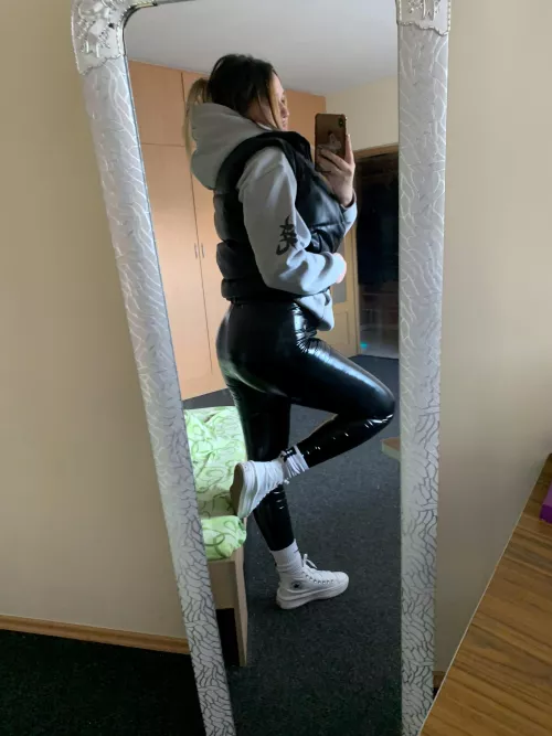 First time here 🐈‍⬛ let’s go outside