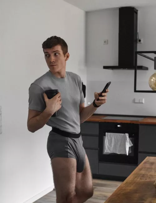 Here‘s Benlon.. with his huge Bulges 📏😳