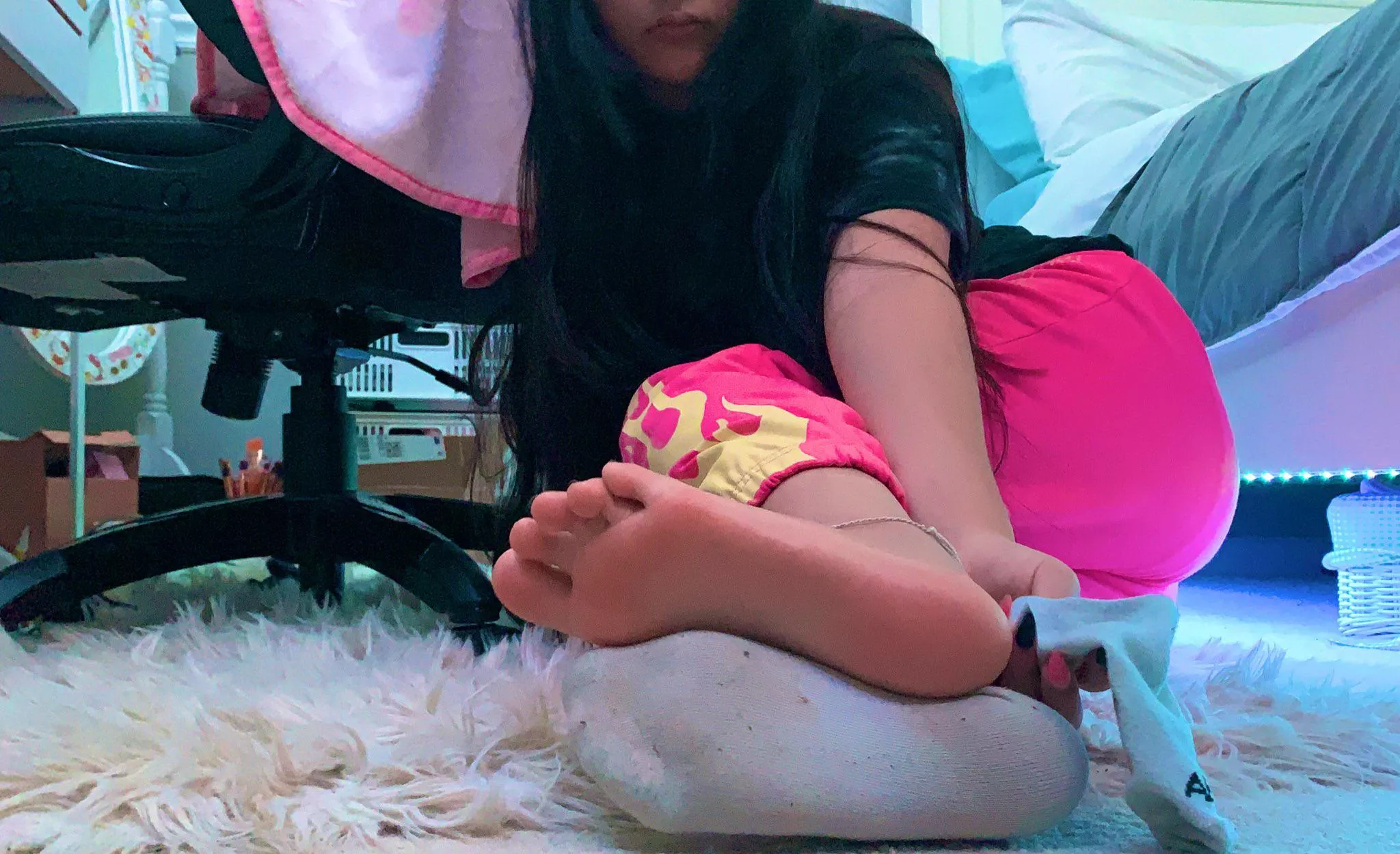 i need my young soft feet taken care of [oc]