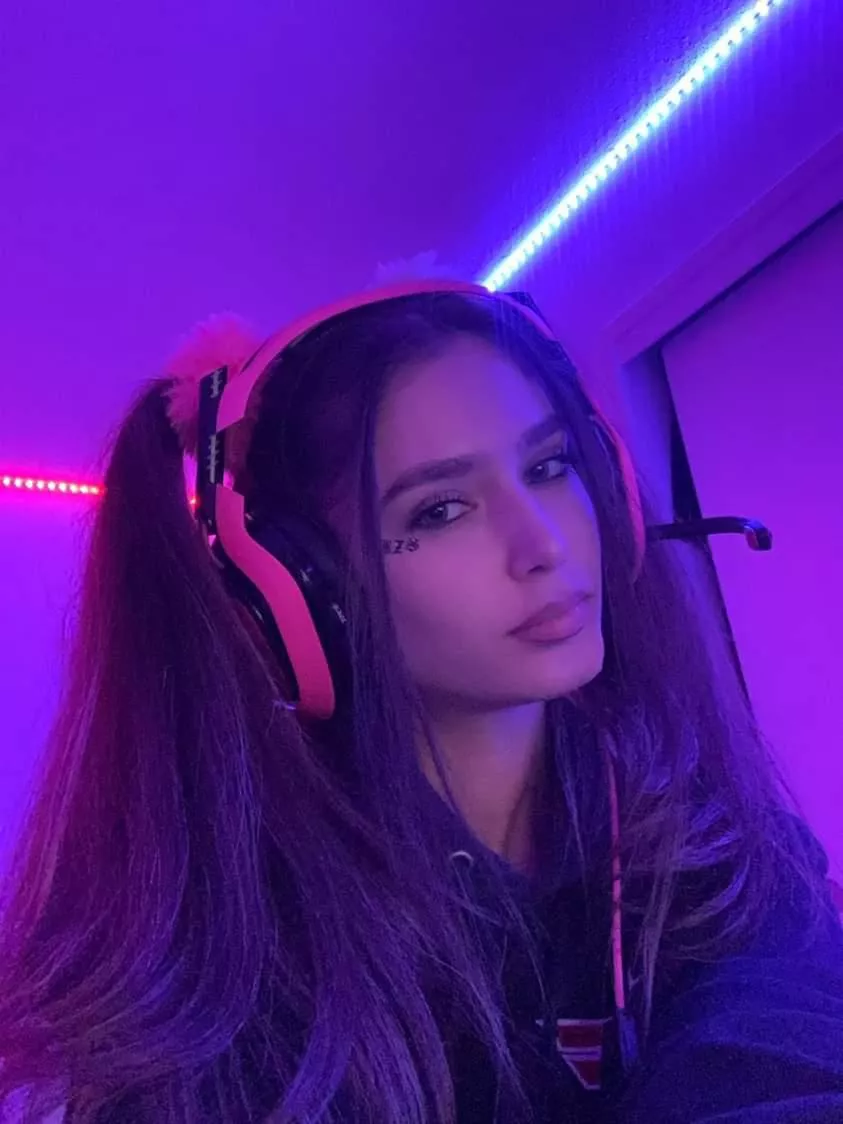 I want you under me while I game sissy