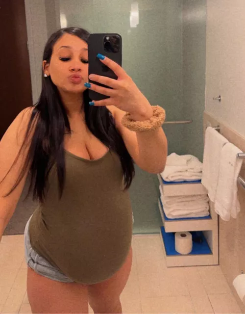 Kisses 😘 goodnight I hope you all had a great day I got to spend today snowed in on maternity leave ❄️