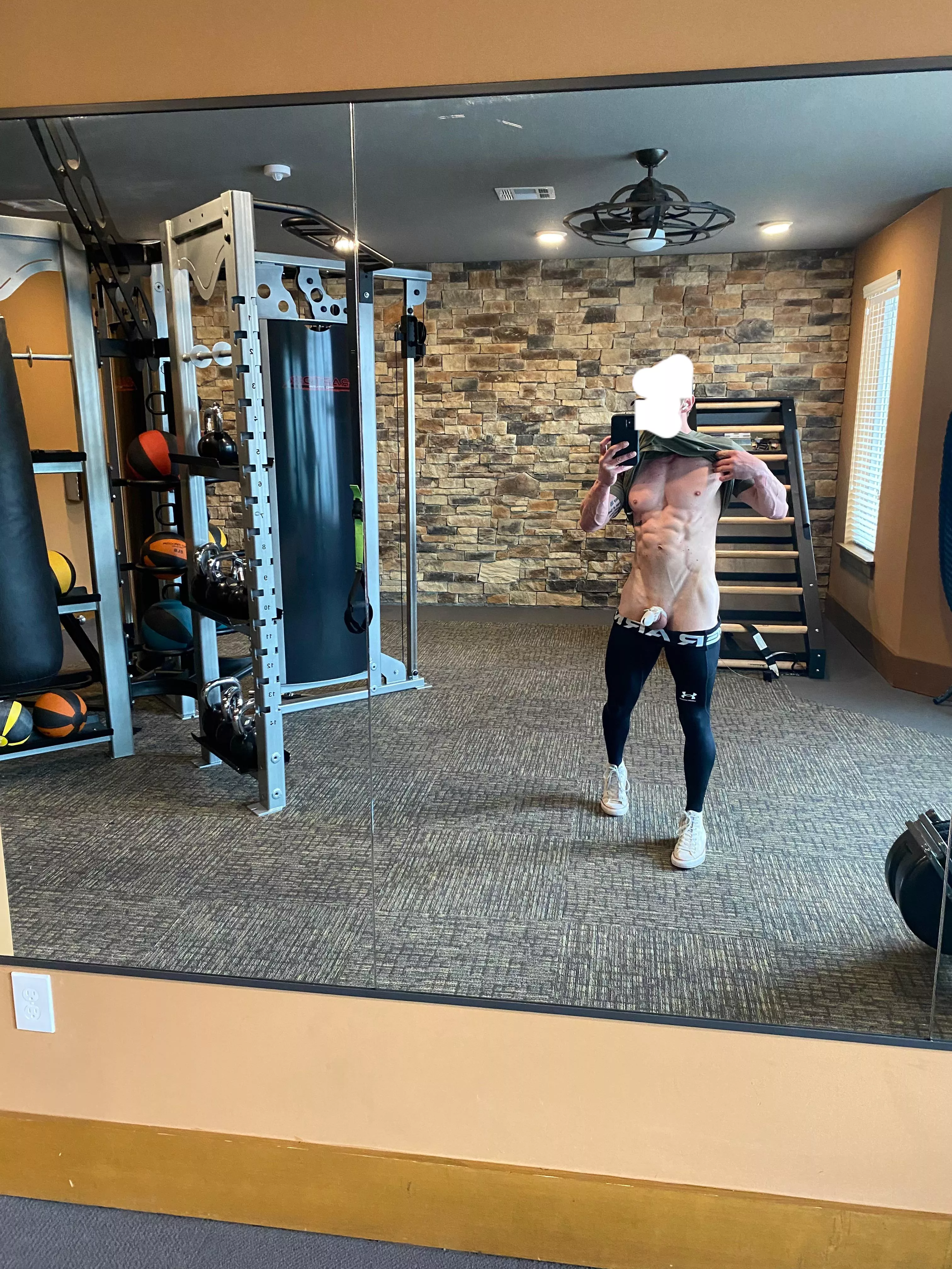 Locked in my cage 24/7 even at the gym 💁🏼‍♂️