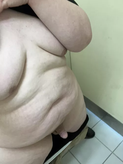 Meet me in the public restroom if you want that cock slobbered all over.🤤🤤