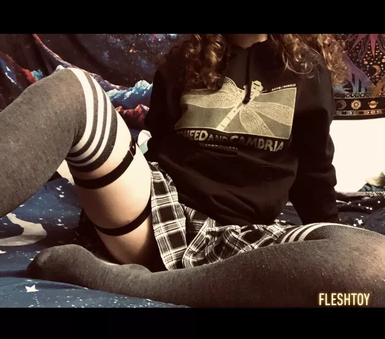 no panties under this skirt.. 😘