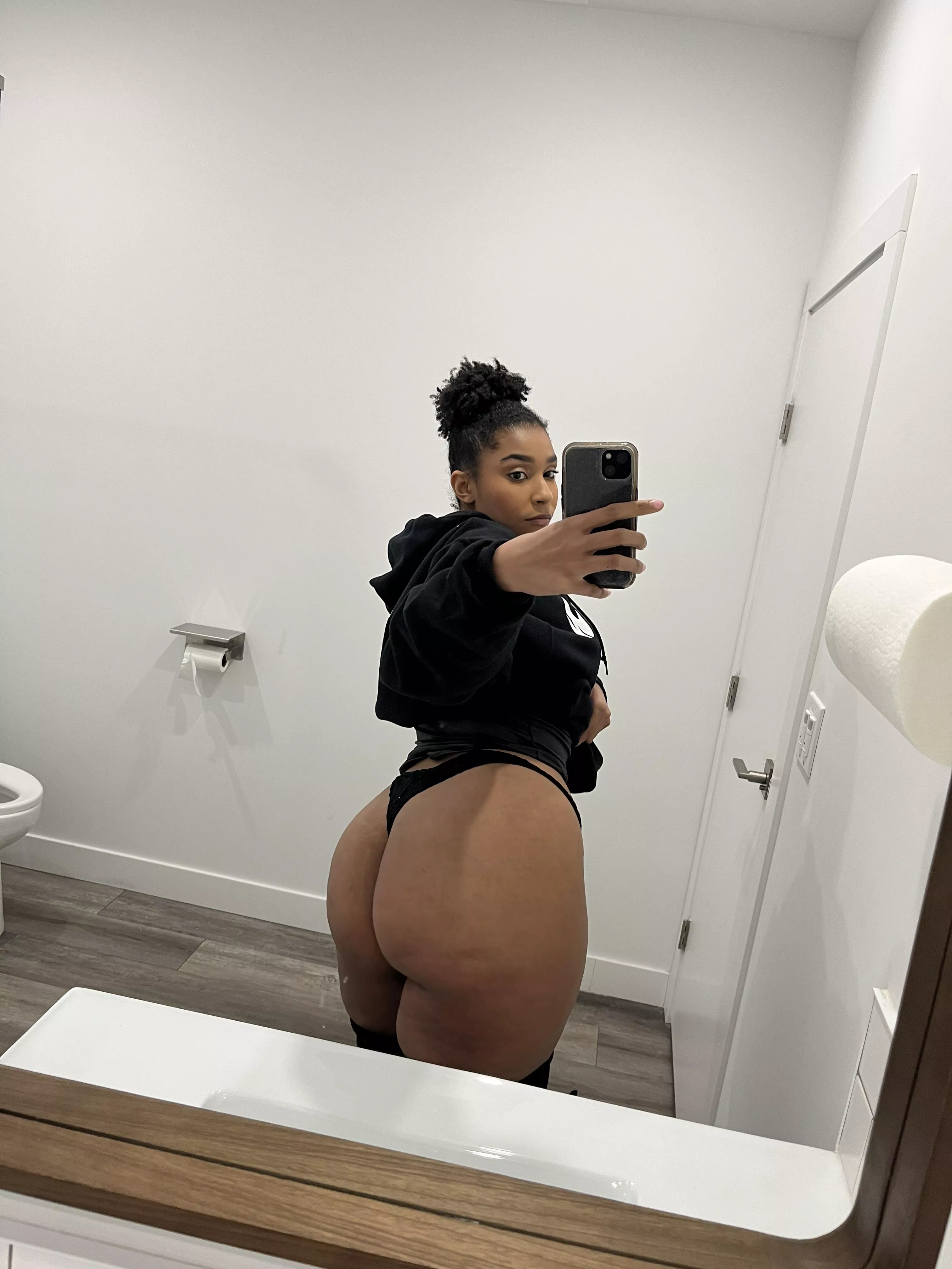 Say hi if your dick is bigger than 5” ❤️