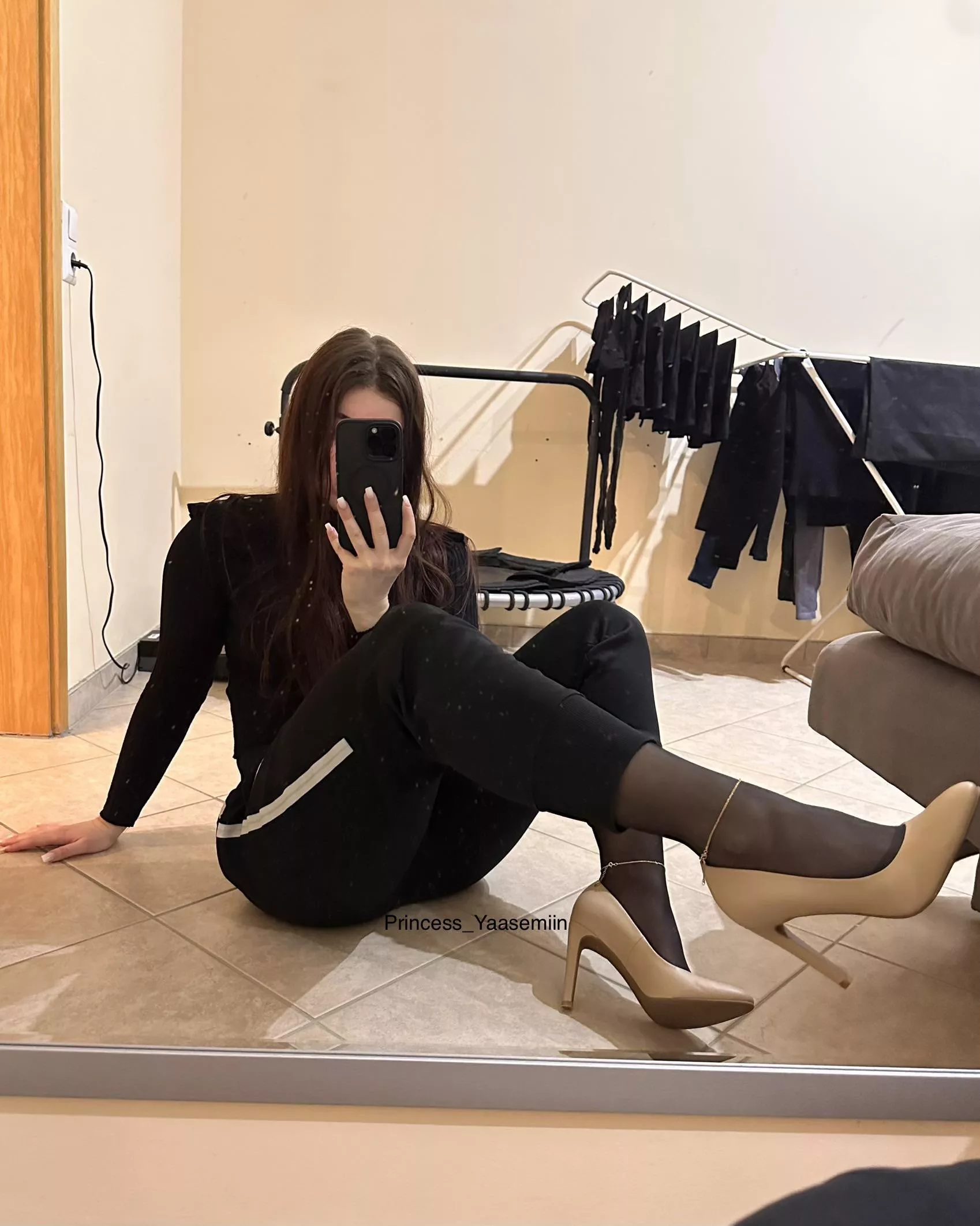 Sweatpants, black Pantyhose and nude coloured Heels.. I like this combination somehow. 😮‍💨